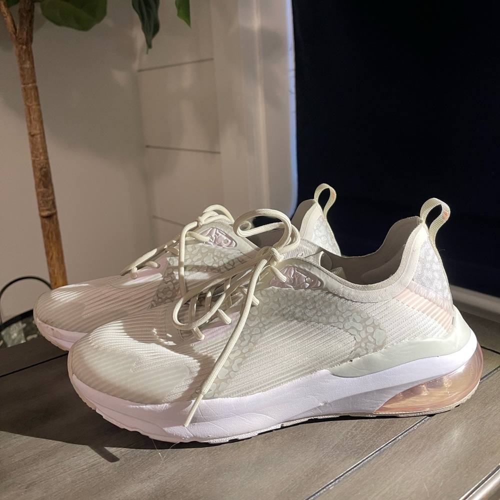 Like new Fabletics tennis shoes! Only worn a few times.